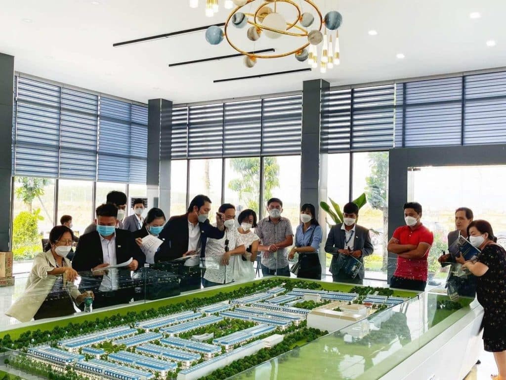 hình ảnh khách hàng tham quan thực tế dự án shophouse mặt tiền dt769