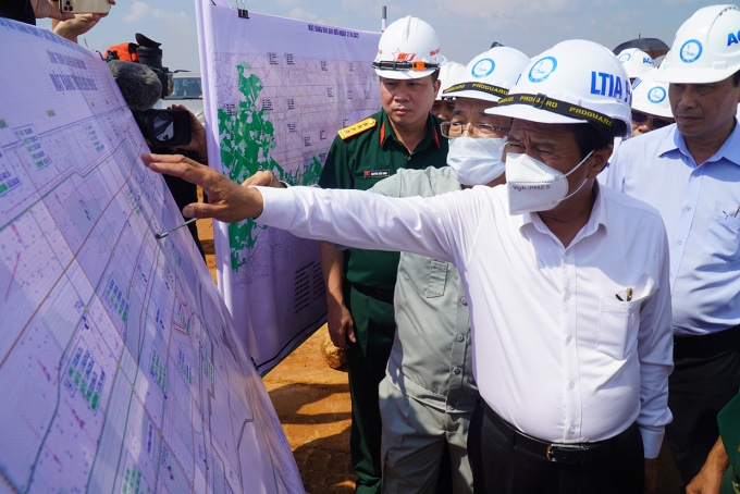 Phó thủ tướng Lê Văn Thành thị sát sân bay Long Thành chiều 27/4. Ảnh: Phước Tuấn