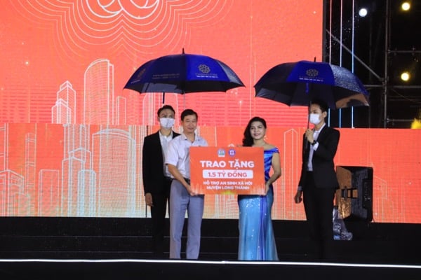 Tập đoàn Kim Oanh trao 1,5 tỷ đồng cho H.Long Thành.