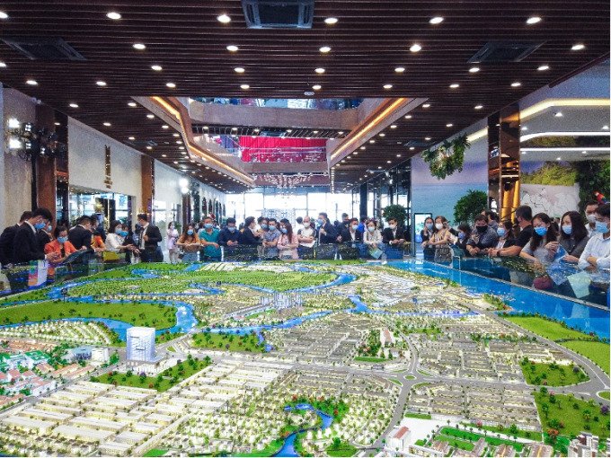 Khách hàng tham quan dự án Novaland