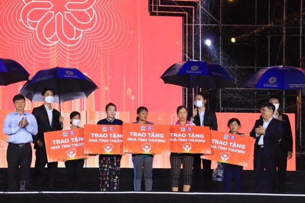 Ông Vũ Đình Trung, Phó chủ tịch Ủy ban MTTQ tỉnh Đồng Nai nhận 5 căn nhà tình thương do Tập đoàn Kim Oanh trao tặng.