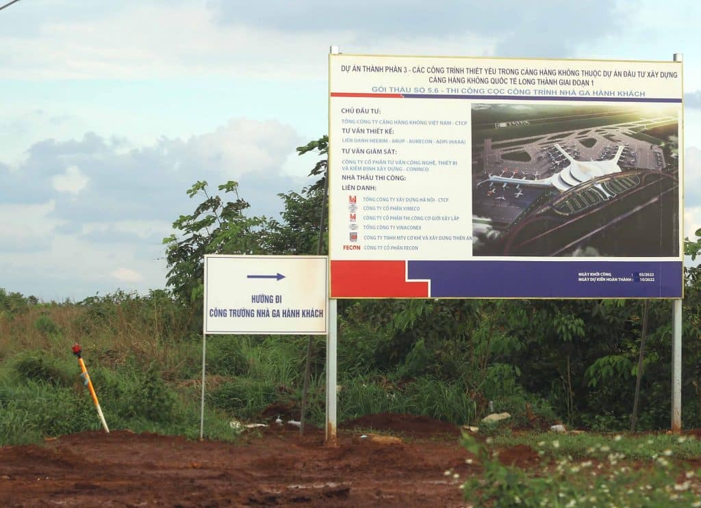 Dự án Đầu tư xây dựng Sân bay Long Thành nằm ở xã Bình Sơn, huyện Long Thành có tổng diện tích thu hồi gần 5.000 ha. Tổng số hộ gia đình bị giải toả trắng, thuộc diện phải bố trí tái định cư khoảng 4.330 hộ. 