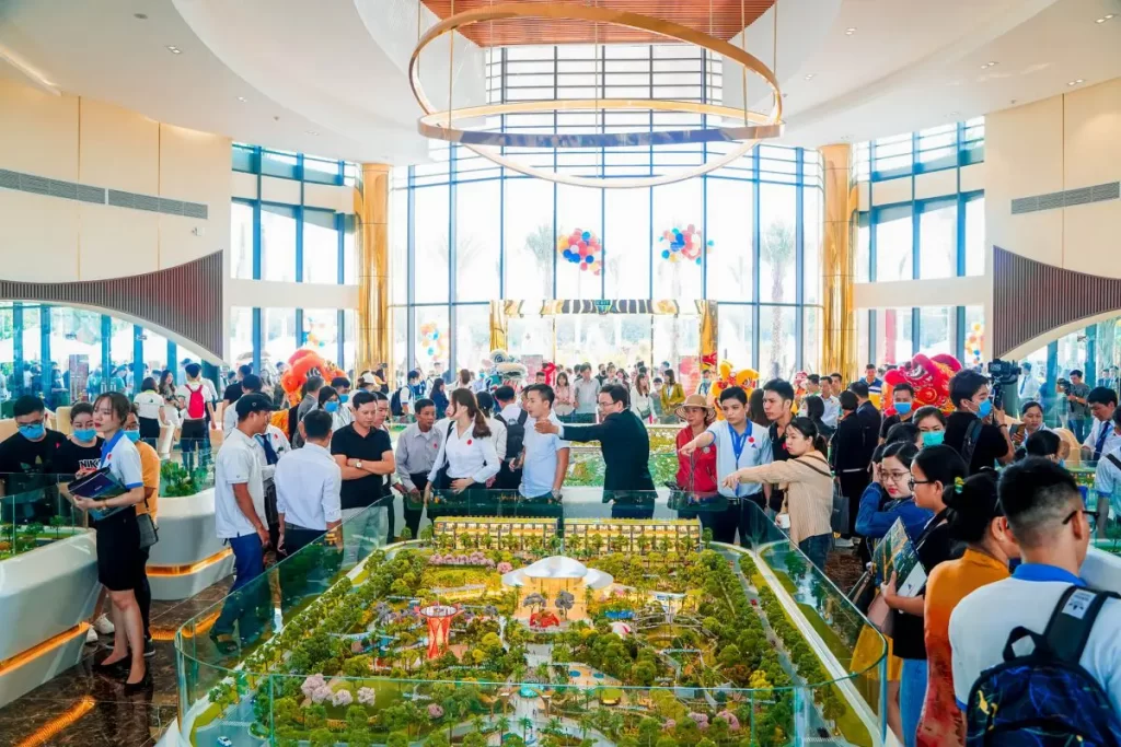 Đông đảo khách hàng và nhà đầu tư tới tìm hiểu dự án khu đô thị Gem Sky World tại nhà điều hành