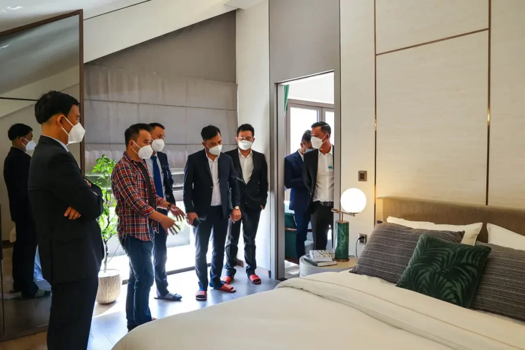 Khách hàng tham quan nhà mẫu Gem Sky World Long Thành căn full nội thất